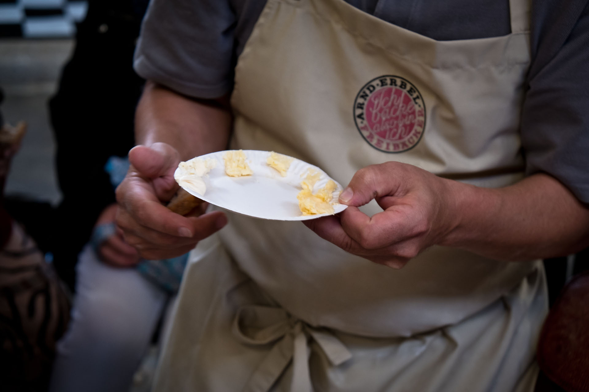 Freibäcker Arndt Ebel probiert auch die Butter