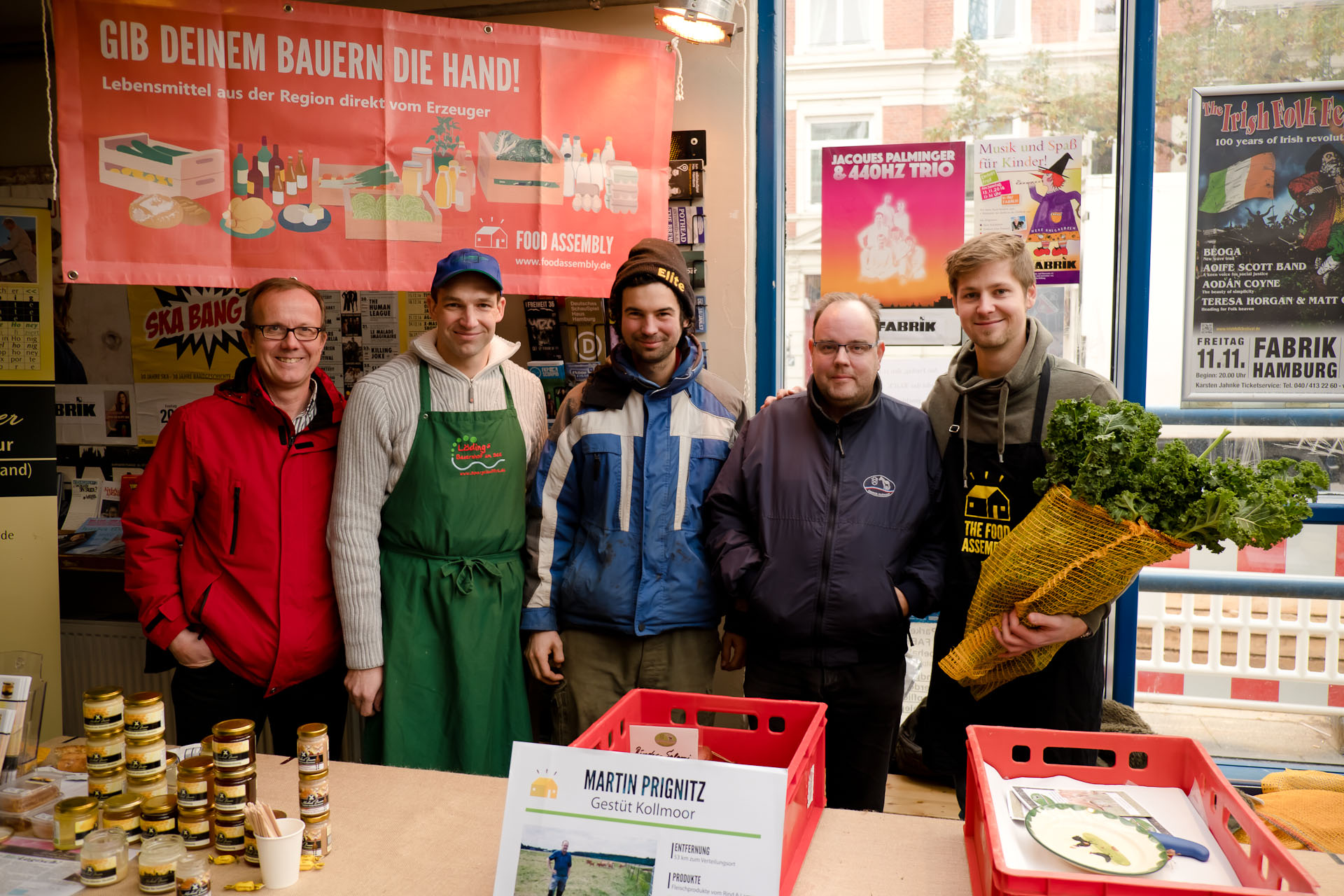 Alex Meyer mit "seinen" Erzeugern: Michael Bauer von der Altländer Honig-Manufaktur, Andreas Löding vom gleichnamigen Bauernhof, Maurice Blank vom Hof Lemsahl und Martin Prignitz vom Gestüt Kollmoor